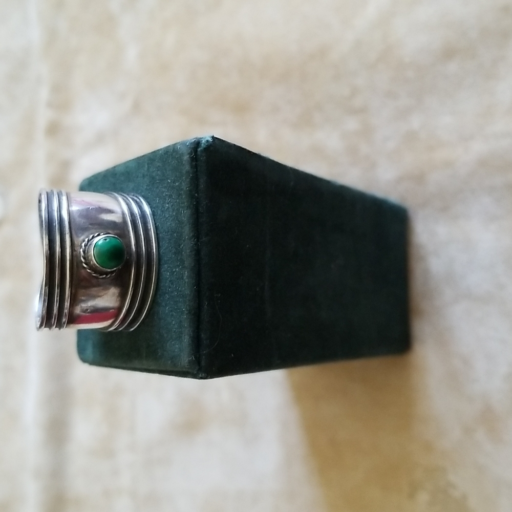 Silver ring with malachite stone size 11